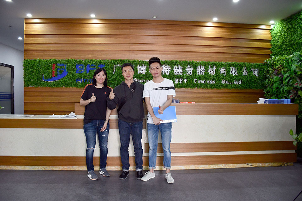印度尼西亞客戶來(lái)中國(guó)采購(gòu)博菲特健身器材
